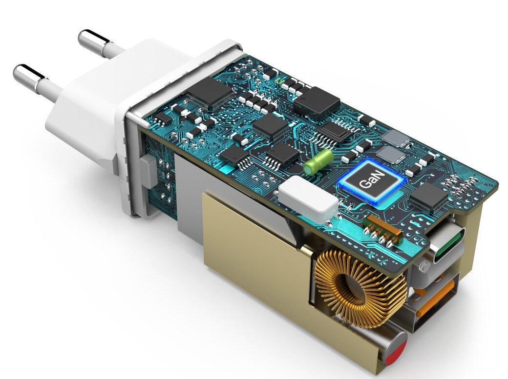Zasilacz z odkrytą płytką drukowaną i chipem GaN. Pokazuje cewki i porty.