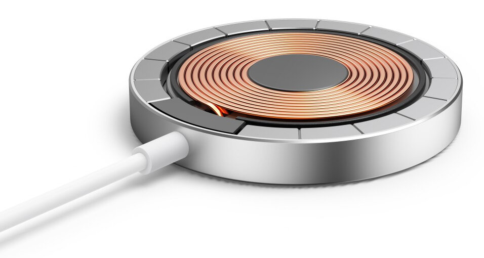 Okrągła podkładka ładująca z miedzianą cewką i srebrną obudową, biały kabel.