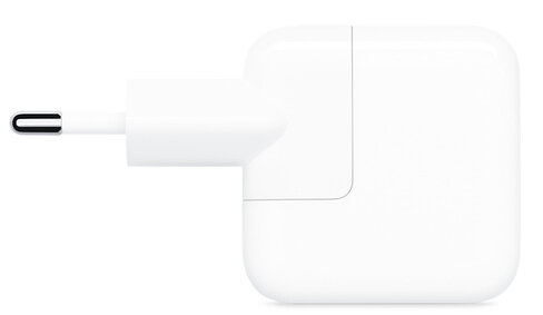 Biała ładowarka do telefonu ze srebrną wtyczką. Ładowarka ma kwadratowy kształt.