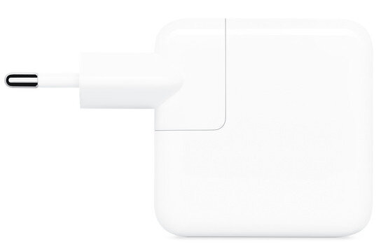 Biała ładowarka Apple z wtyczką na białym tle.