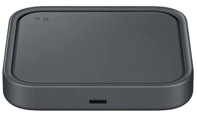 Pokazano czarną bezprzewodową podkładkę ładującą. Jest kwadratowa, z zaokrąglonymi krawędziami i portem USB-C.