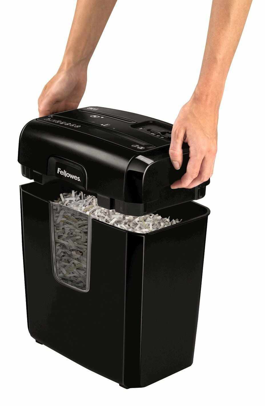 Czarna niszczarka Fellowes z dłońmi nad nią i pojemnikiem wypełnionym pociętym papierem.