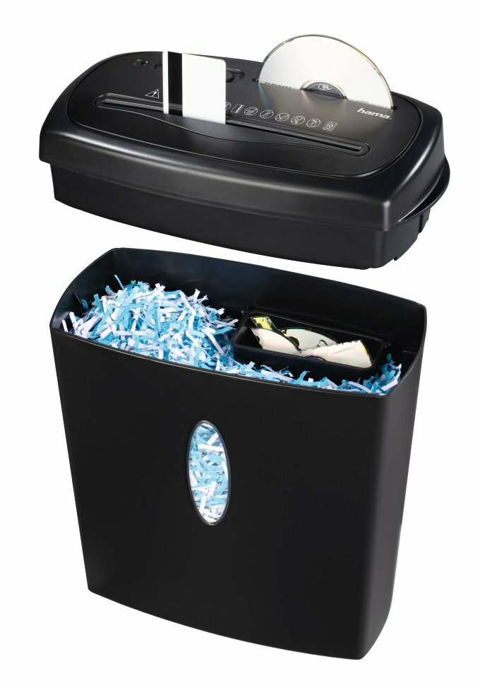 Czarna niszczarka papieru z niszczonym CD. Pojemnik poniżej jest otwarty z pociętym papierem.