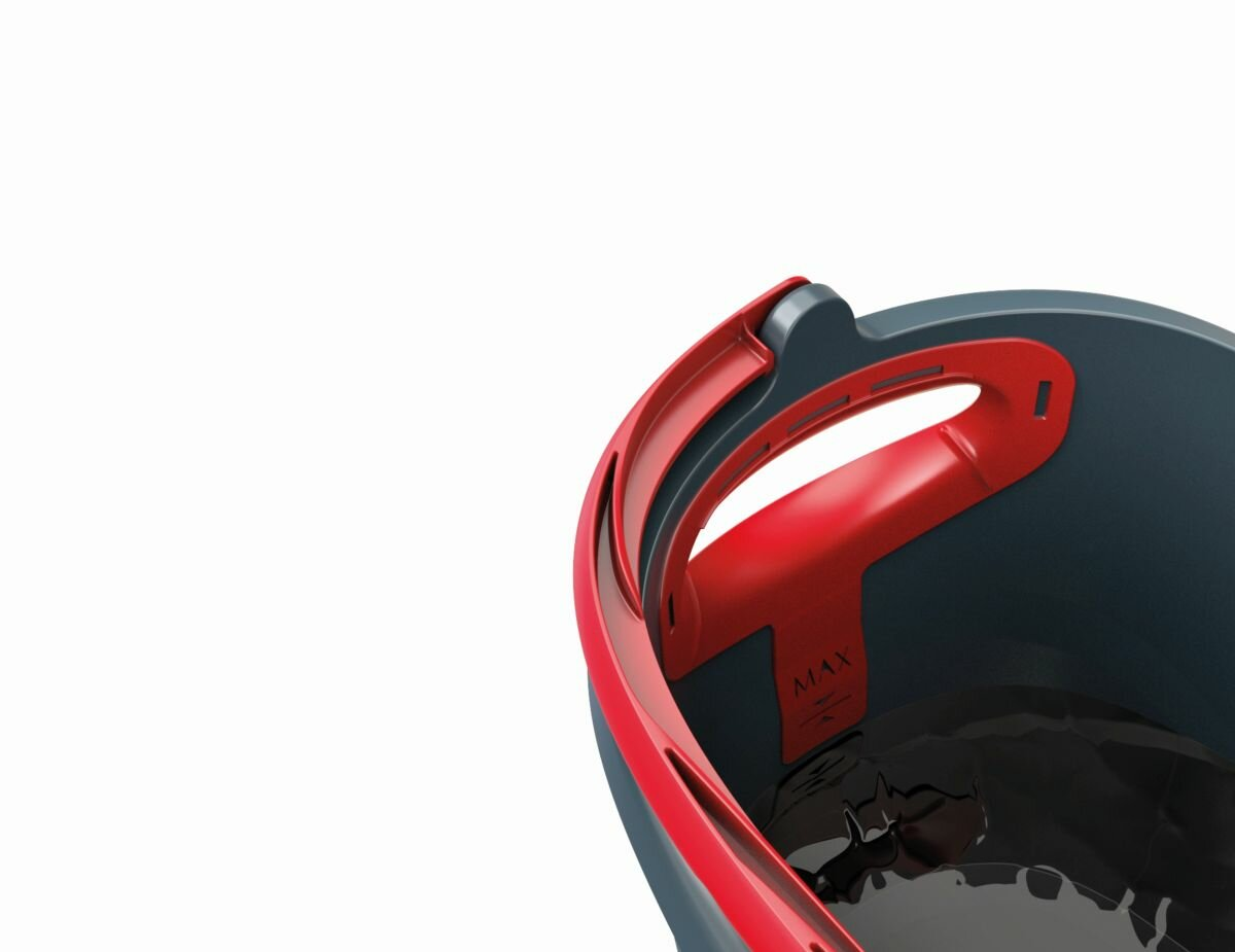 Zbliżenie czerwonego i ciemnoszarego uchwytu wiadra oraz fragmentu wiadra.