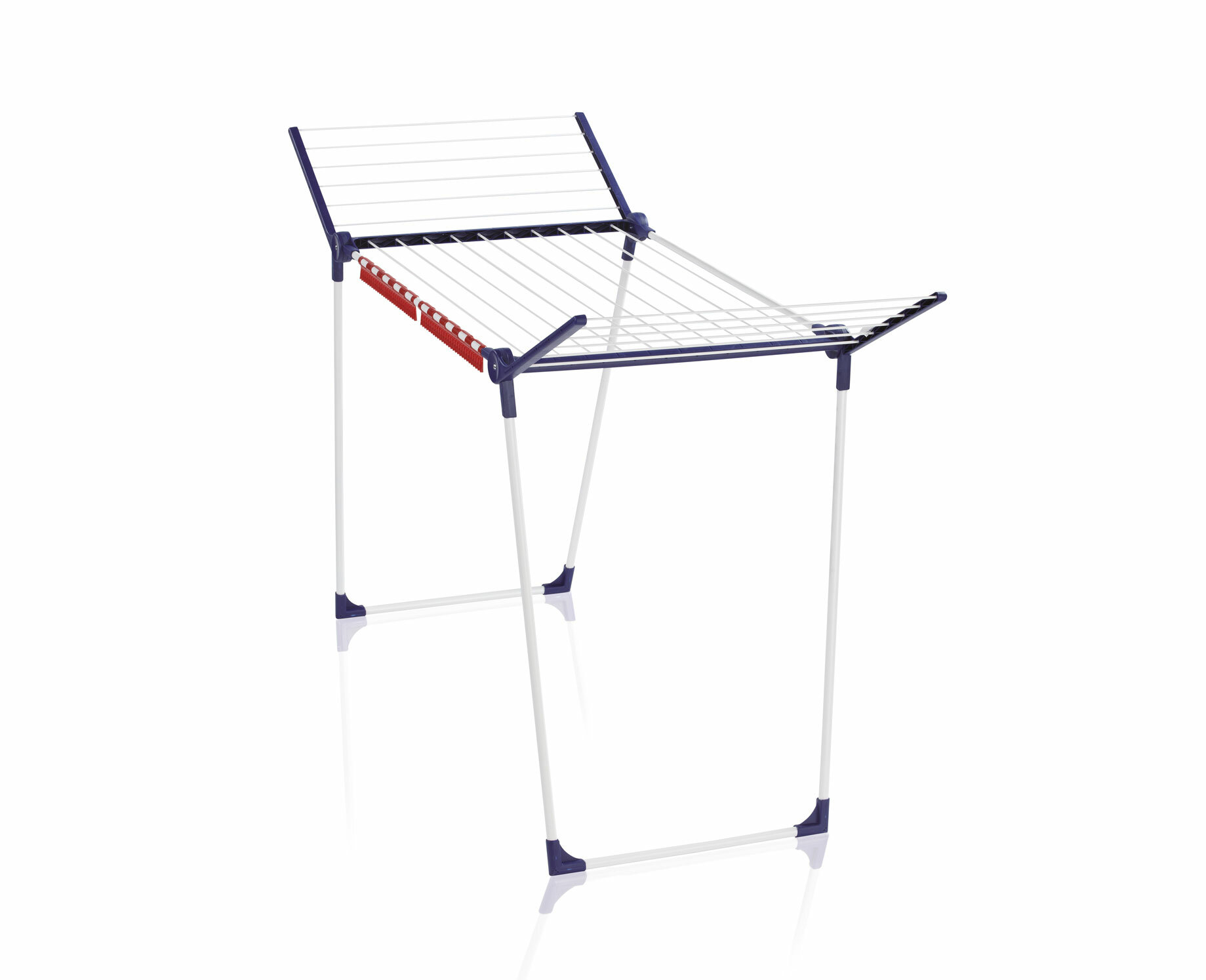 Biało-niebieska suszarka na pranie na białym tle.