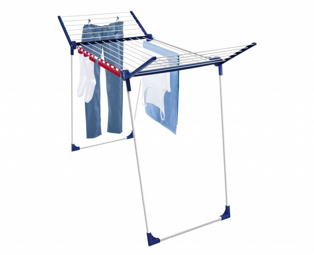 Biało-niebieska suszarka do ubrań z ubraniami. Są dżinsy, ręcznik i koszule.