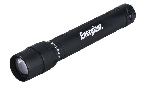 Czarna latarka Energizer na białym tle.