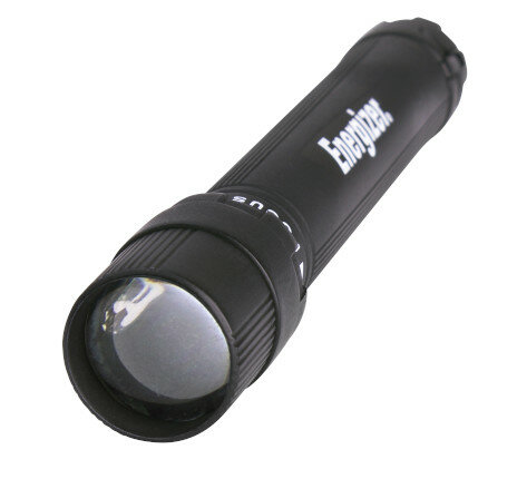 Czarna latarka Energizer. Biały tekst, pierścień ostrości i soczewka. Białe tło. Widok z góry.