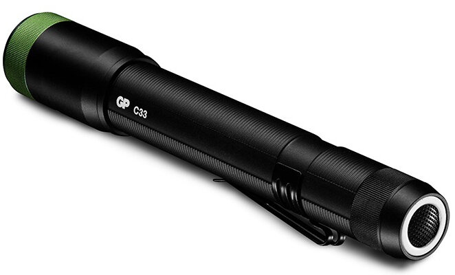 Czarna latarka z zielonym końcem. Jest ustawiona na białym tle i skierowana w prawo.