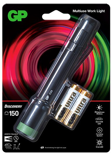 Latarka zapakowana w czarny i zielony kolor. Zawiera baterie i szczegóły produktu. Czerwono-zielone tło.