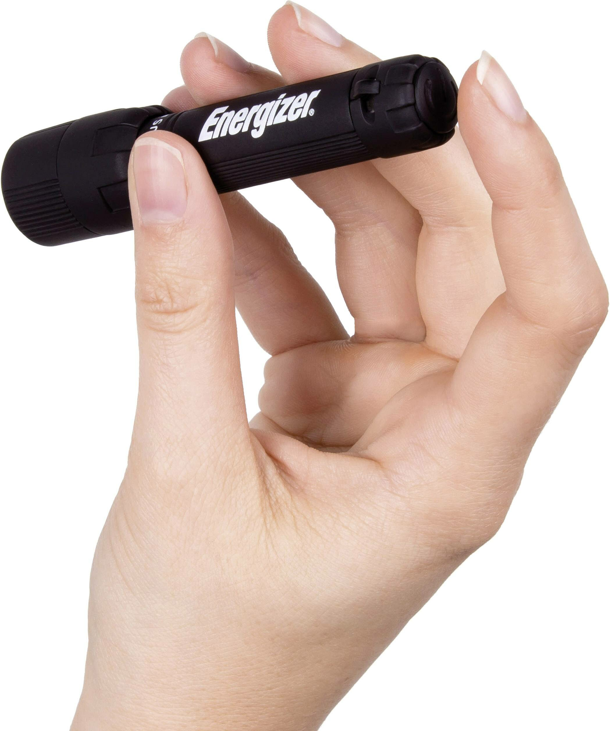 Dłoń trzyma czarną latarkę Energizer.