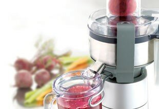 Sok wyciskany z czerwonych buraków w sokowirówce.