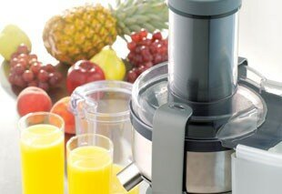 Wyciśnięcie soku z owocami i dwoma szklankami soku przed nim.