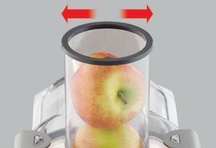 Jabłka w sokowirówce ze strzałkami wskazującymi kierunek.