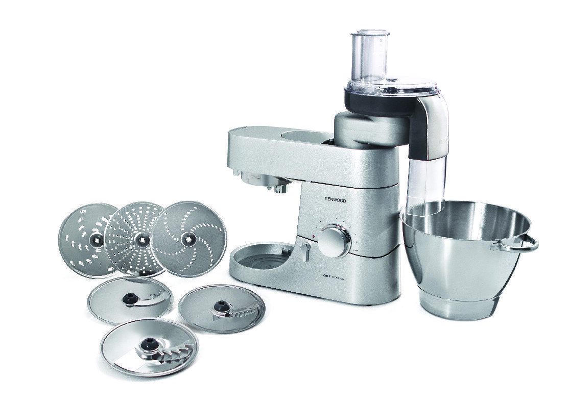 Srebrny robot kuchenny z ostrzami i misą, na białym tle.