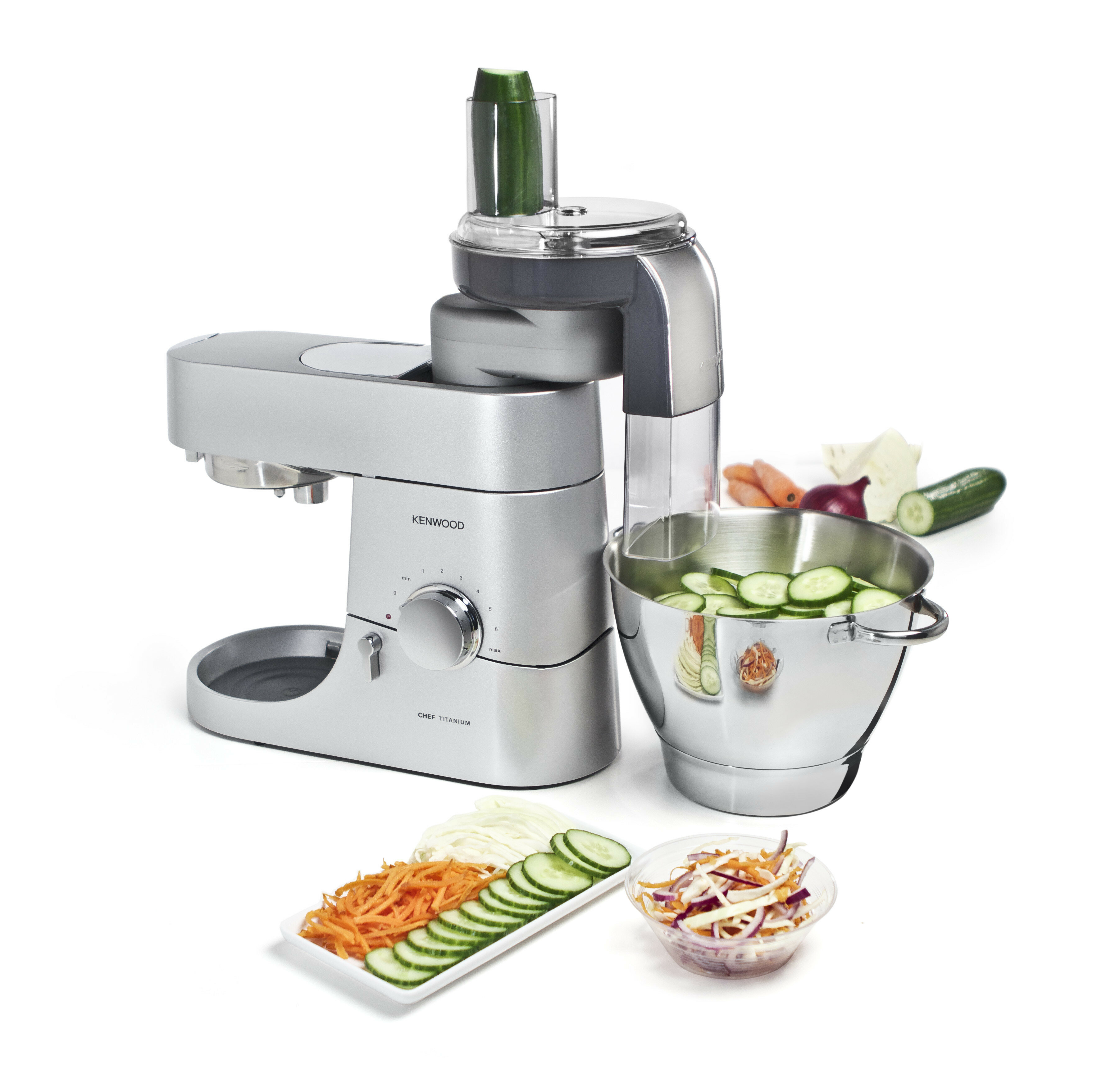 Srebrny robot kuchenny Kenwood Chef Titanium z miską plastrów ogórka i innymi składnikami.