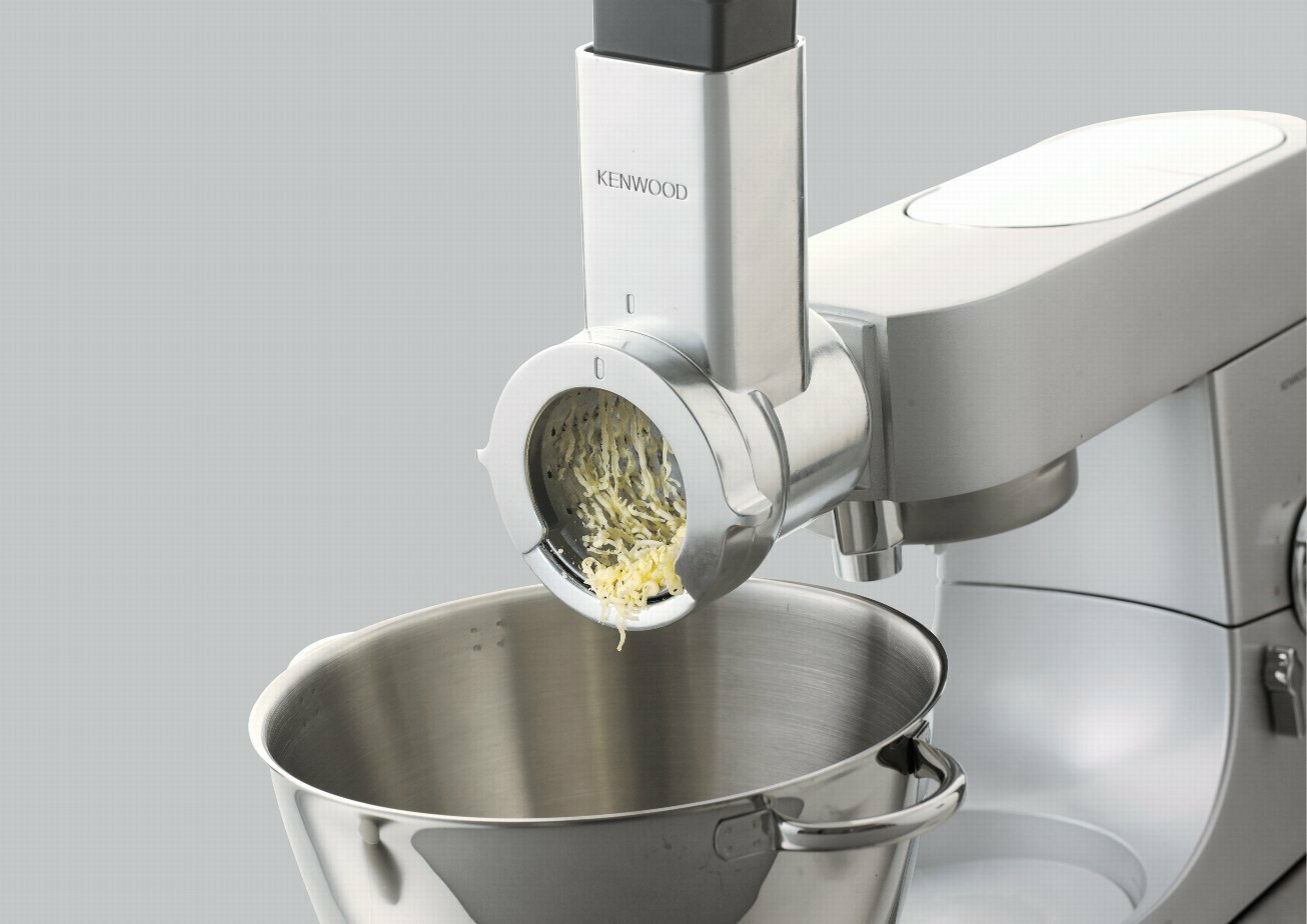 Robot kuchenny Kenwood ściera ser do metalowej miski. Widoczne wiórki sera.