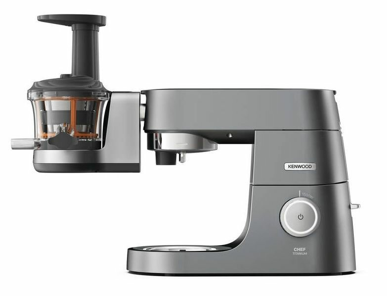Robot kuchenny Kenwood Chef Titanium z przystawką do wyciskania soku po lewej stronie.