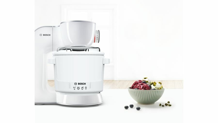 Biały mikser kuchenny Bosch. Po prawej stronie znajduje się miska z lodami i jagody.