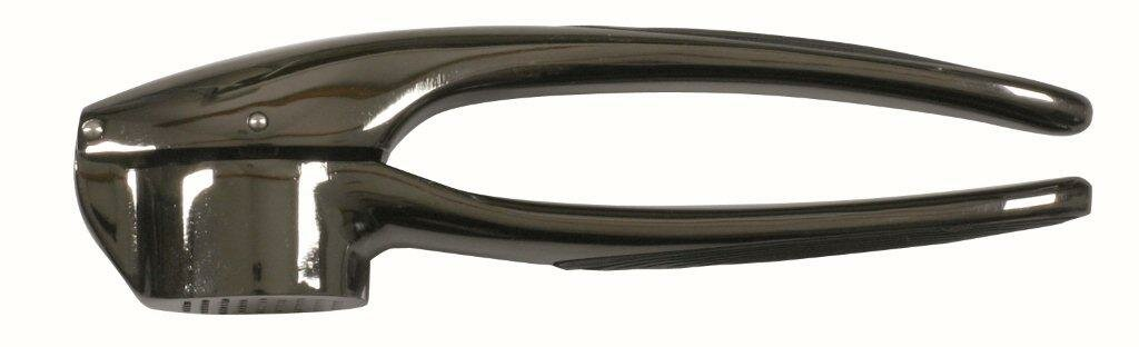 Czarna prasa do czosnku. Ma długi uchwyt po każdej stronie i obszar prasowania.