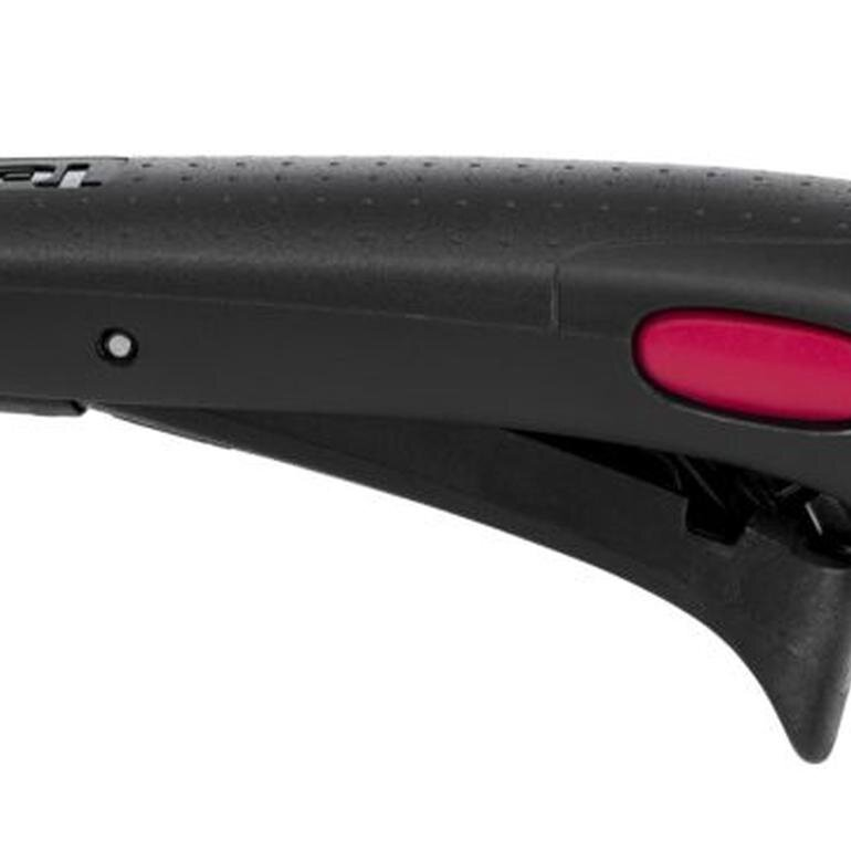 Czarny uchwyt narzędzia z czerwonym przyciskiem. Uchwyt jest kątowy, a przycisk owalny.