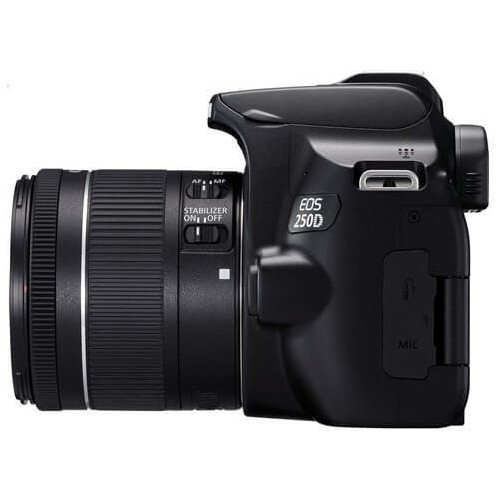 Siyah Canon EOS 250D fotoğraf makinesi, lens takılı, beyaz zemin üzerinde.