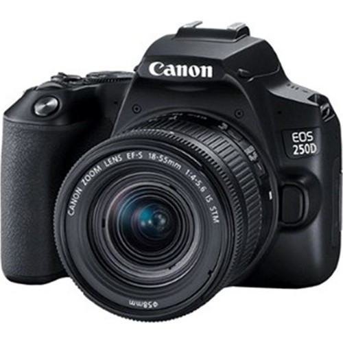 Siyah Canon EOS 250D fotoğraf makinesi, bir lens ile. Lens üzerinde Canon Zoom Lens EF-S 18-55mm yazıyor.