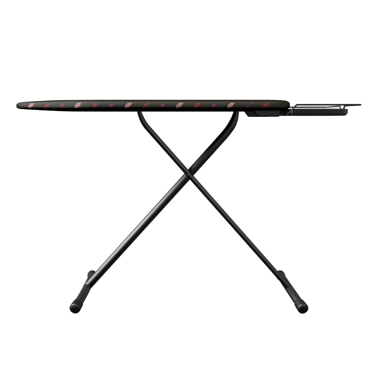 Czarna deska do prasowania z wzorzystym blatem i czarnymi nogami. Deska posiada metalowy stojak na żelazko.