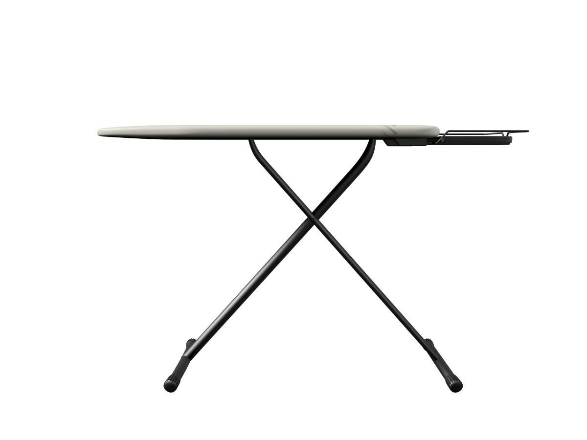 Deska do prasowania z czarnymi nogami na białym tle.