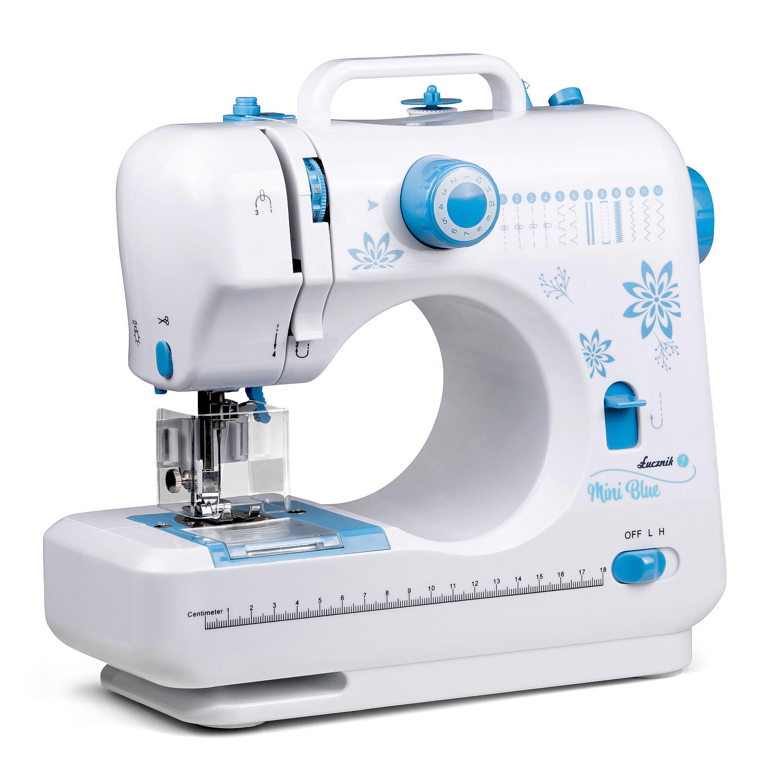 Biała maszyna do szycia z niebieskimi akcentami i kwiatowymi wzorami.