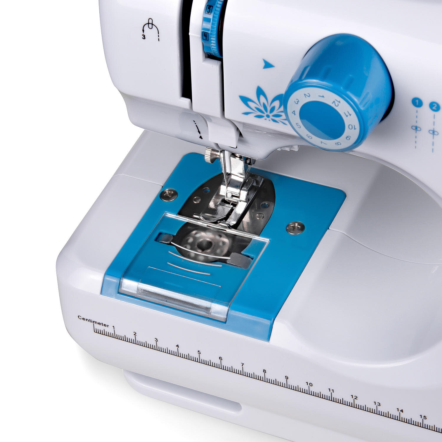 Biała maszyna do szycia z niebieskimi akcentami, niebieską płytką ściegową i linijką centymetrową.