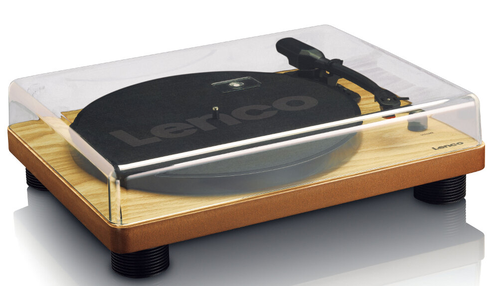 Drewniany gramofon z czarną płytą i przezroczystą plastikową osłoną.