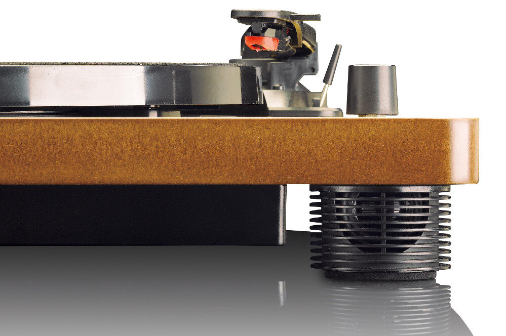 Zbliżenie gramofonu z drewnianą podstawą i czarnym blatem. Białe tło.