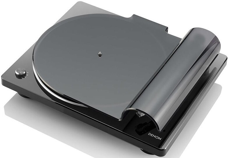 Czarny gramofon z przezroczystą osłoną i srebrnym ramieniem.