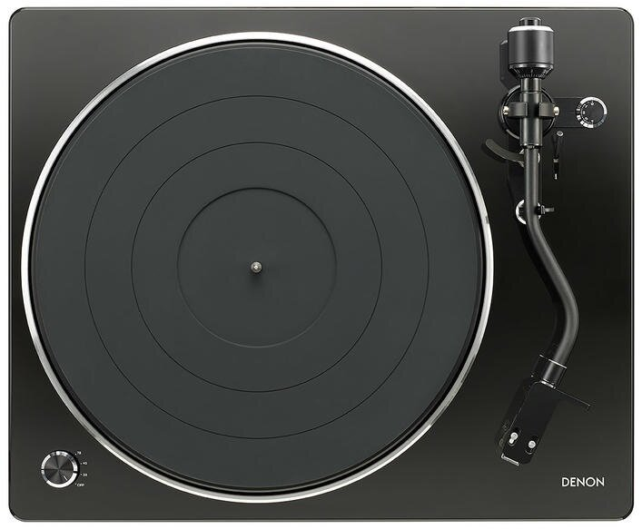 Czarny gramofon Denon. Talerz jest czarny, ramię zakrzywione, a podstawa czarna.
