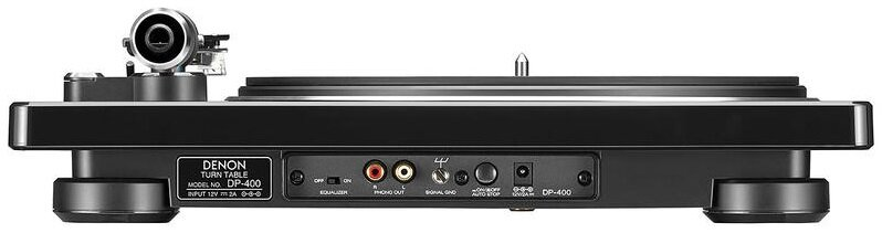 Widok z tyłu czarnego gramofonu Denon. Pokazuje porty wejścia/wyjścia. Białe tło.