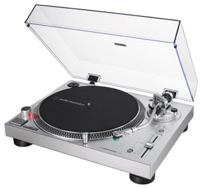 Srebrny gramofon Audio-Technica z przezroczystą pokrywą.