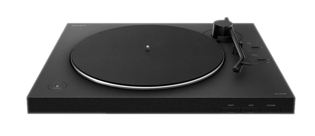 Czarny gramofon. Gramofon jest na białym tle.