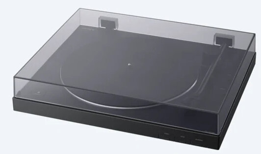 Czarny gramofon z przezroczystą pokrywą. Talerz czarny, widoczne elementy sterujące.