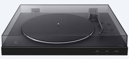 Czarny gramofon z czarnym talerzem i przezroczystą pokrywą.