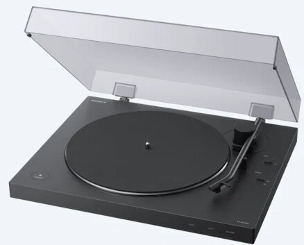 Czarny gramofon z przezroczystą pokrywą. Widoczne ramię. Obecne logo Sony.