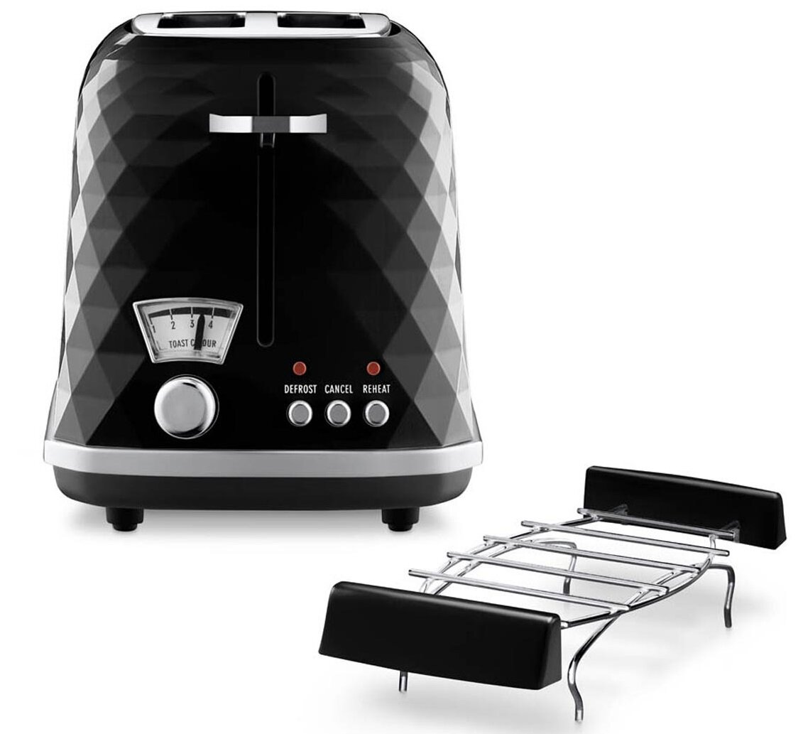 Czarny toster w romby z rusztem. Widoczne ustawienia stopnia zarumienienia i przyciski.