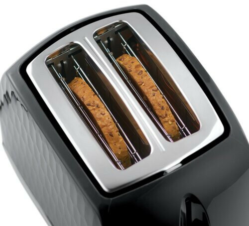 Czarny toster z dwoma kromkami chleba. Szczeliny są srebrne, a chleb jest upieczony i złoty.