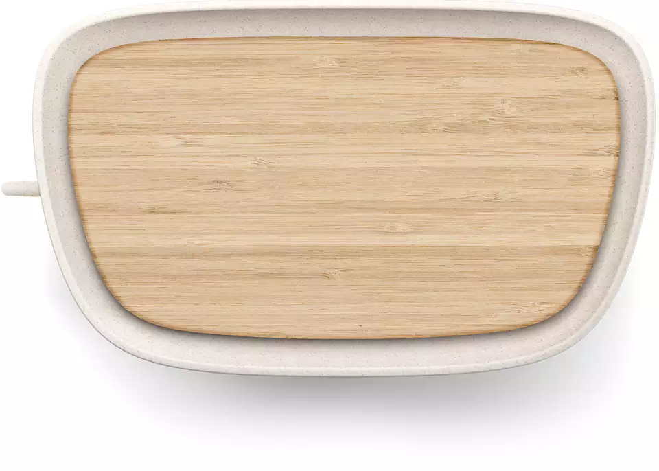 Biała taca z drewnianą deską do krojenia w środku. Taca ma jasną obwódkę.
