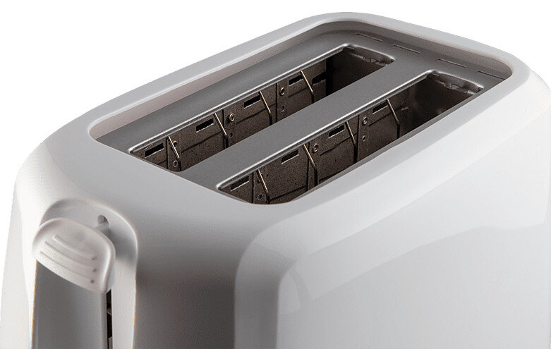 Biały toster pokazujący szczeliny. Wnętrze jest widoczne. Jest ustawiony na białym tle.