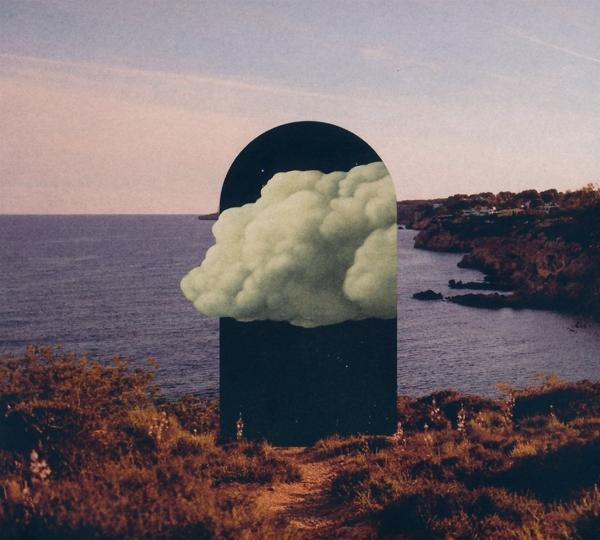 Eine surreale Szene mit einer Wolke in einem Torbogen mit Blick auf eine Bucht und Küstenlinie.