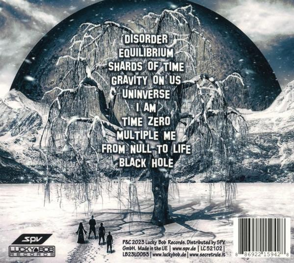 Rückseite eines CD-Covers mit schneebedecktem Baum und Titelliste des Albums. Personen unten.