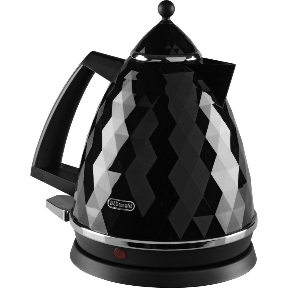 Czarny czajnik elektryczny DeLonghi z geometrycznym wzorem na czarnej podstawie.