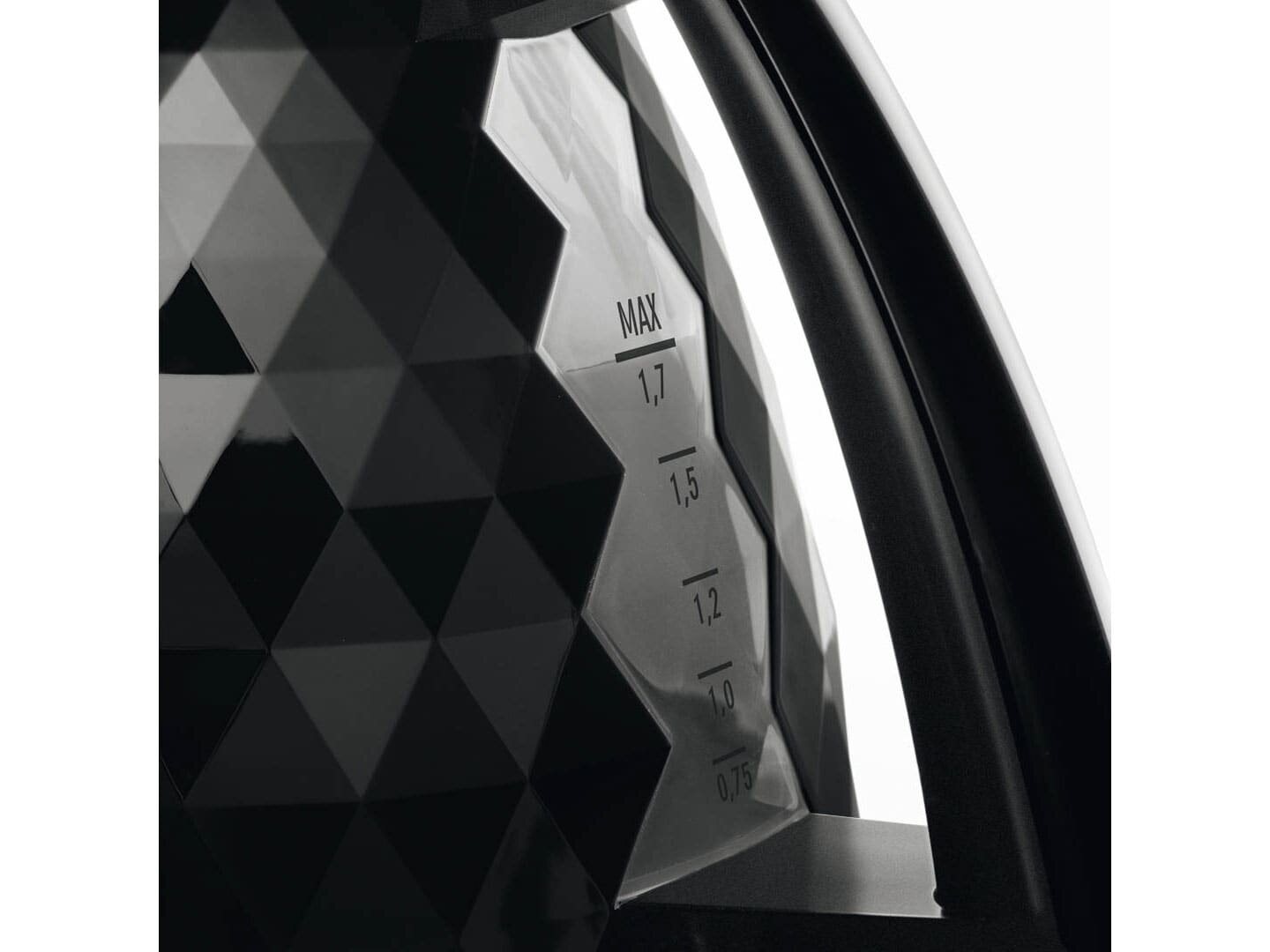 Czarny czajnik elektryczny pokazujący poziomy wody, z maksymalnym poziomem 1,7.