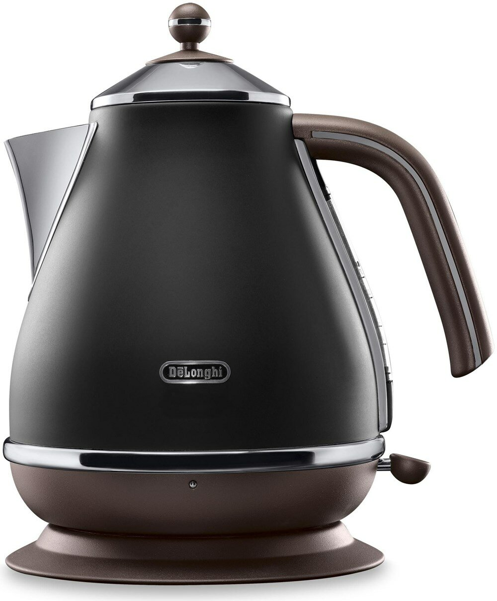 Czarny i brązowy czajnik na białym tle. Ma brązowy uchwyt i podstawę ze srebrną pokrywą.